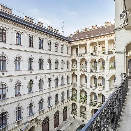 Enzo Capo Luxury Suites Andrassy Appartamento Budapest